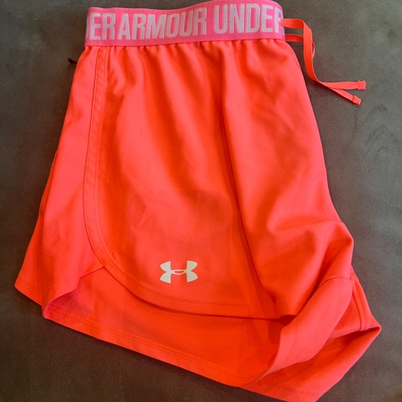 Size large Under Armour Shorts - Picture 2 of 2